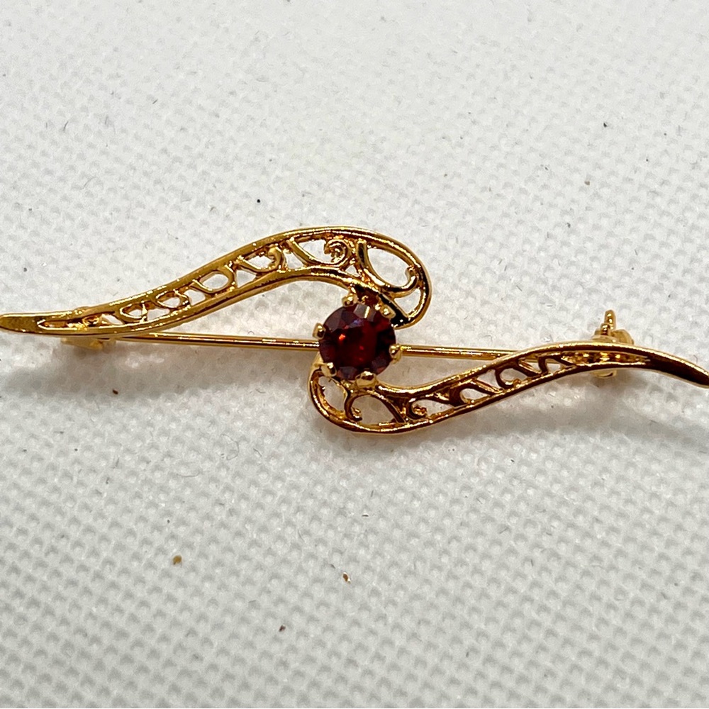 Beautiful Vintage Gold Tone Red rhinestone Brooch Pin